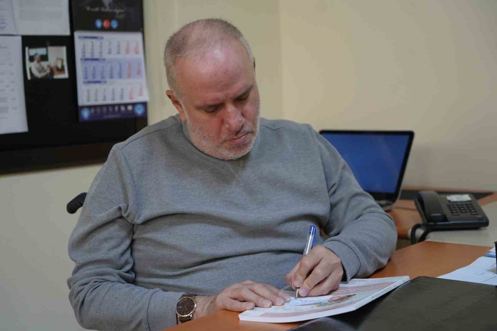 Tekerlekli sandalyeli öğretmen, özel öğrencilere rehber oluyor