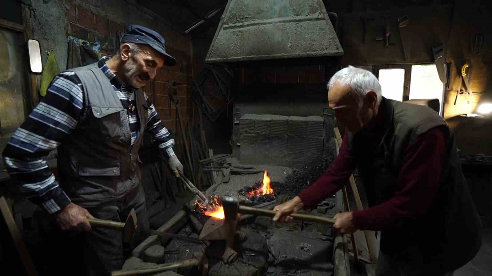 Babalarından kalan ocağı söndürmüyorlar