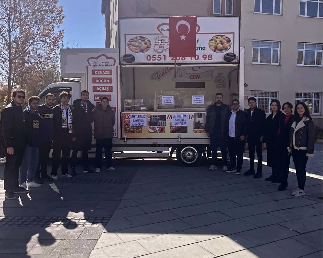 Van’da üniversite öğrencilerinden 20 şehit için anlamlı etkinlik