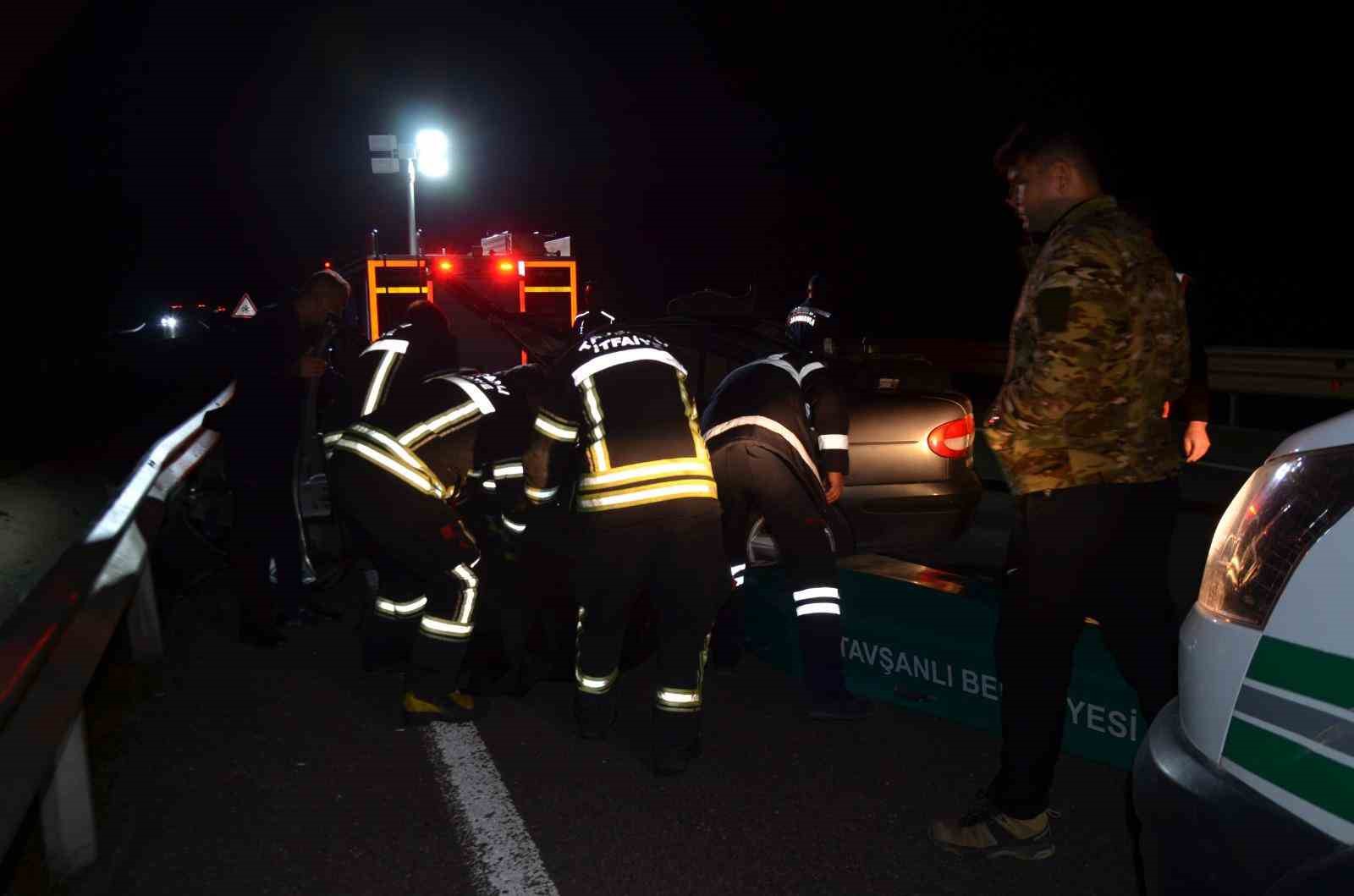 Tıra arkadan çarpan otomobil hurda yığınına döndü: 1 ölü