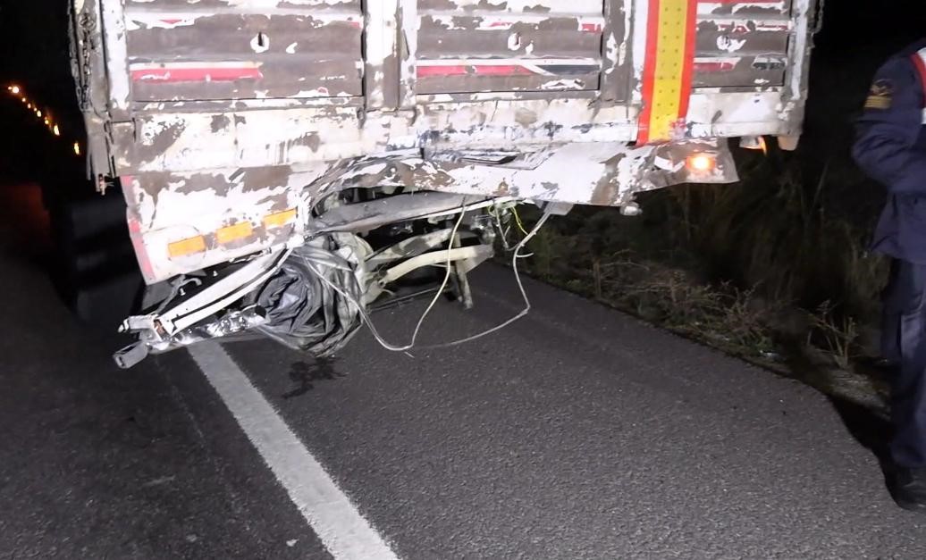 Tıra arkadan çarpan otomobil hurda yığınına döndü: 1 ölü