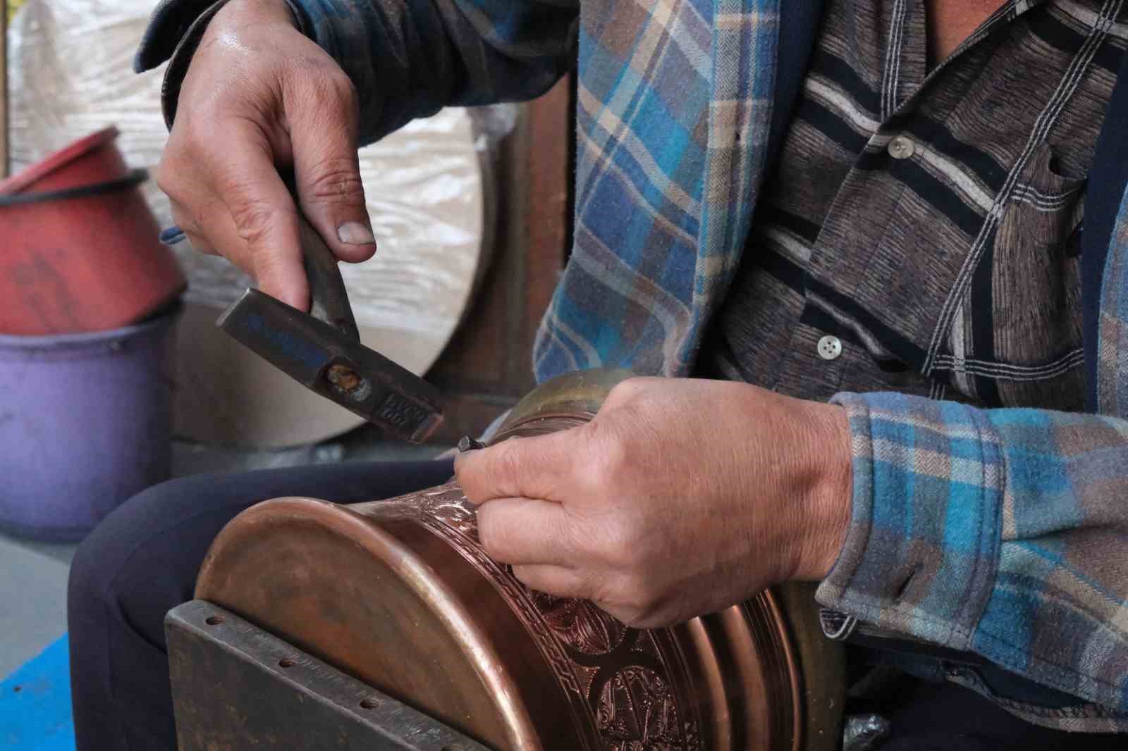 43 yıllık bakır ustası mesleğin sona ermesinden korkuyor