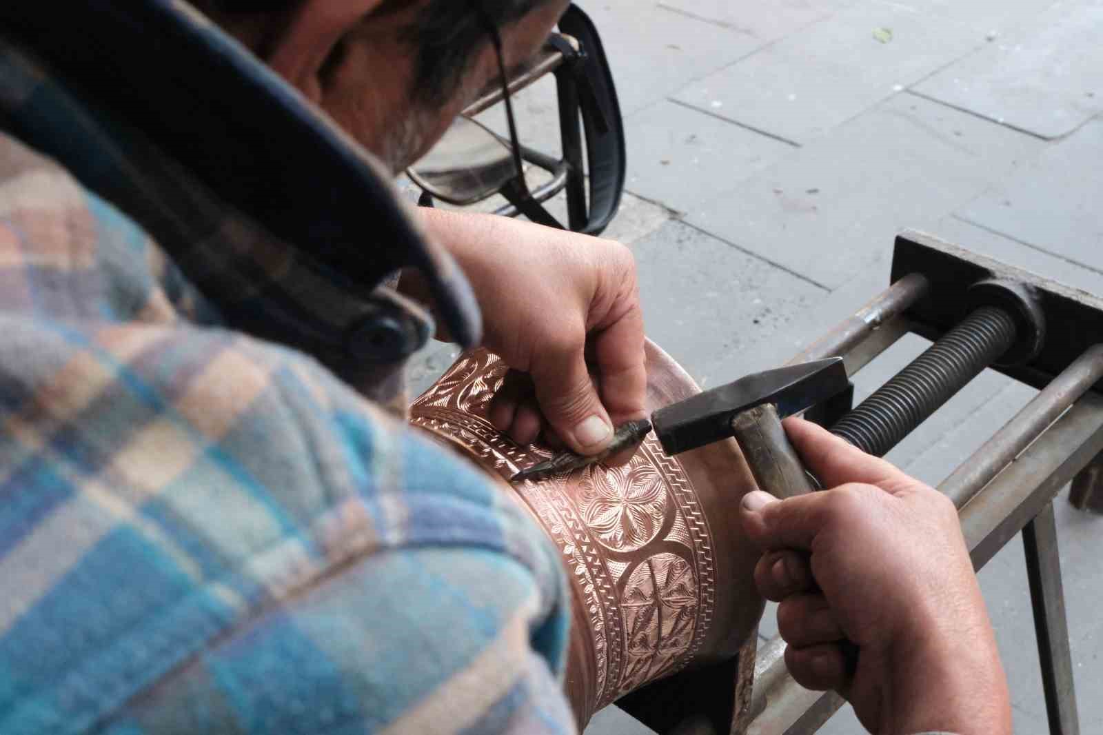 43 yıllık bakır ustası mesleğin sona ermesinden korkuyor