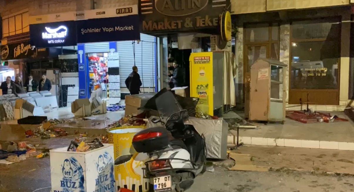 Ailesine ait tekel bayisini benzin döküp ateşe verdi: 2 yaralı