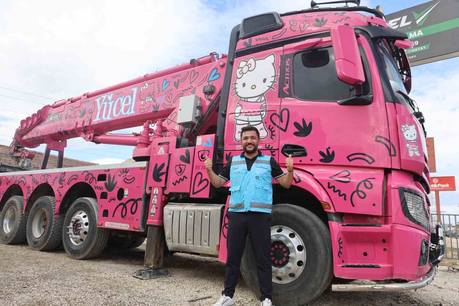Kızının ‘Baba bizim de pembe vincimiz olsun’ sözlerinden ilham alarak vinçlerini rengarenk hale getirerek inşaat sektörüne renk kattı