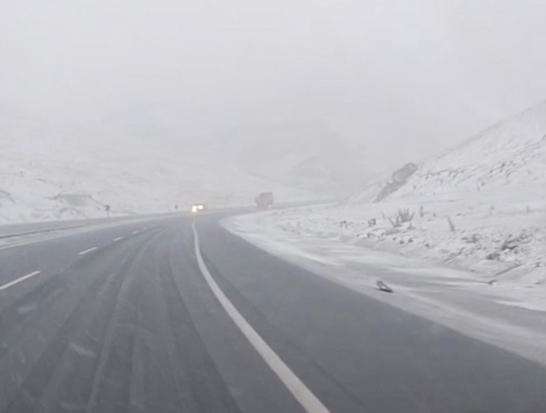 Başkale’de kar yağışı etkili oldu