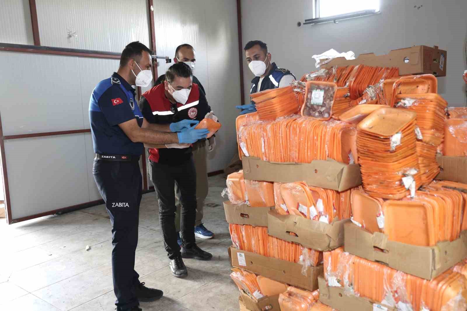 Antalya’da tarihi geçmiş 25 ton tavuk ele geçirildi, 2 işletme mühürlendi