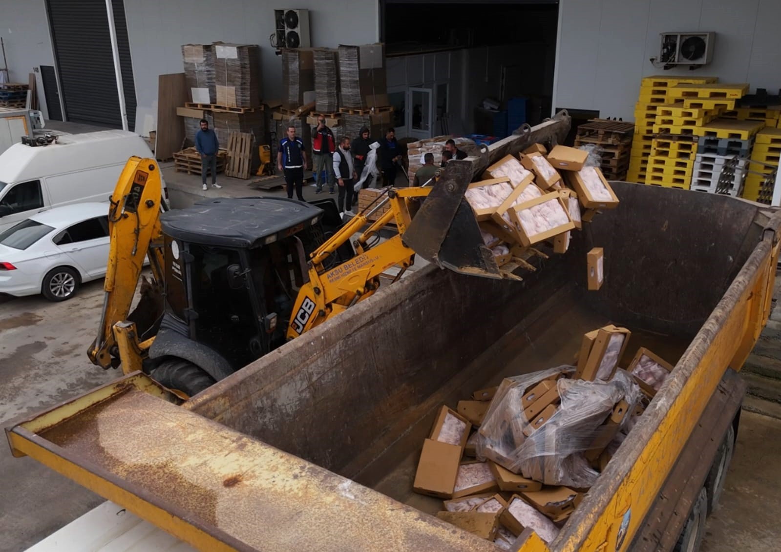 Antalya’da tarihi geçmiş 25 ton tavuk ele geçirildi, 2 işletme mühürlendi