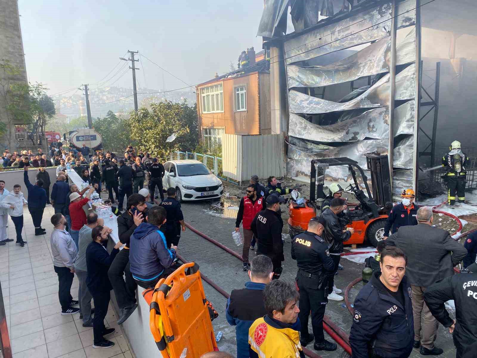 Parfüm dolum tesisinde çıkan yangıda 6 işçinin içeride olduğu iddia edildi