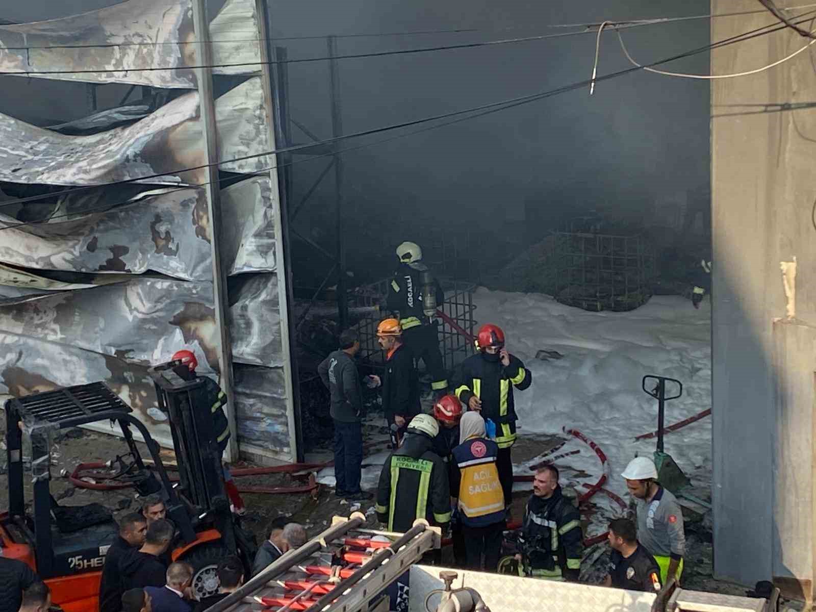 Parfüm dolum tesisinde çıkan yangıda 6 işçinin içeride olduğu iddia edildi