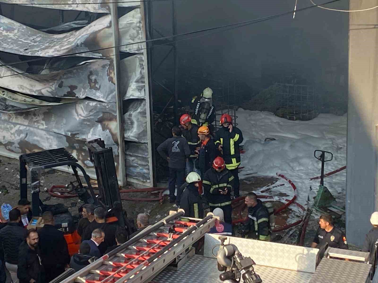 Parfüm dolum tesisinde çıkan yangıda 6 işçinin içeride olduğu iddia edildi