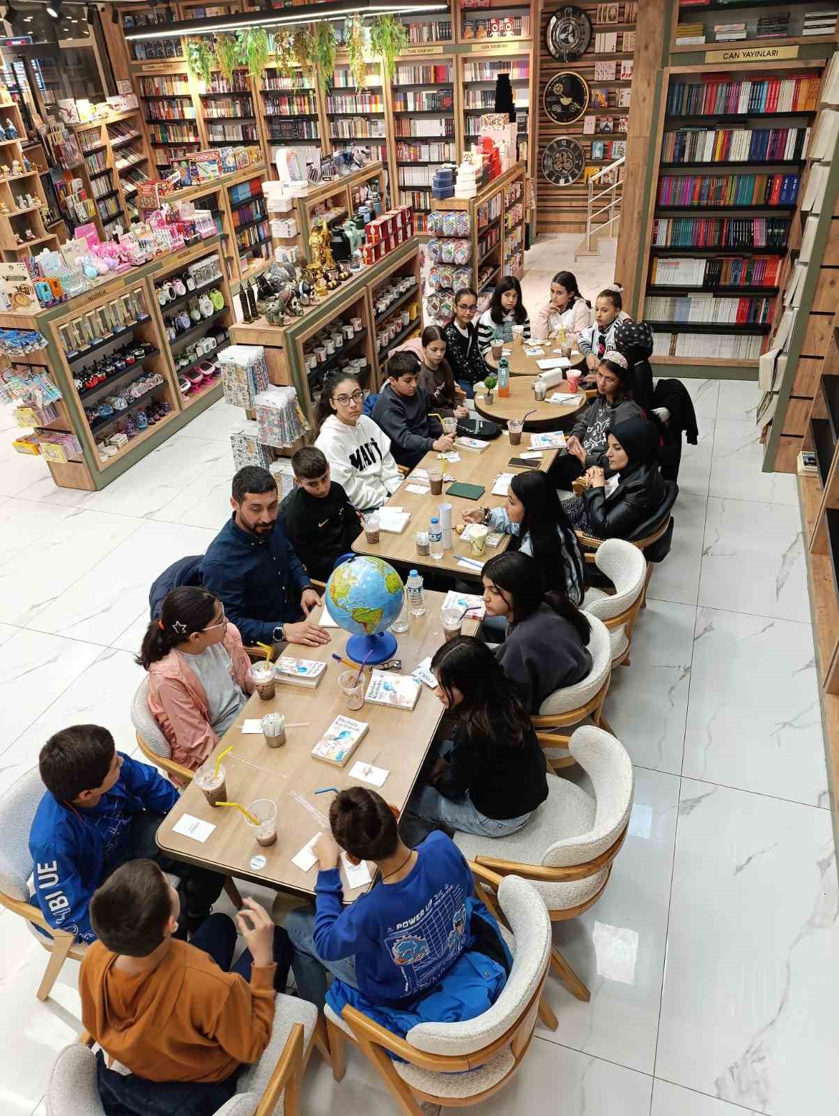 ‘Kitap Kaşifleri Kulübü’ minik öğrencileri kitap okumaya yönlendiriyor