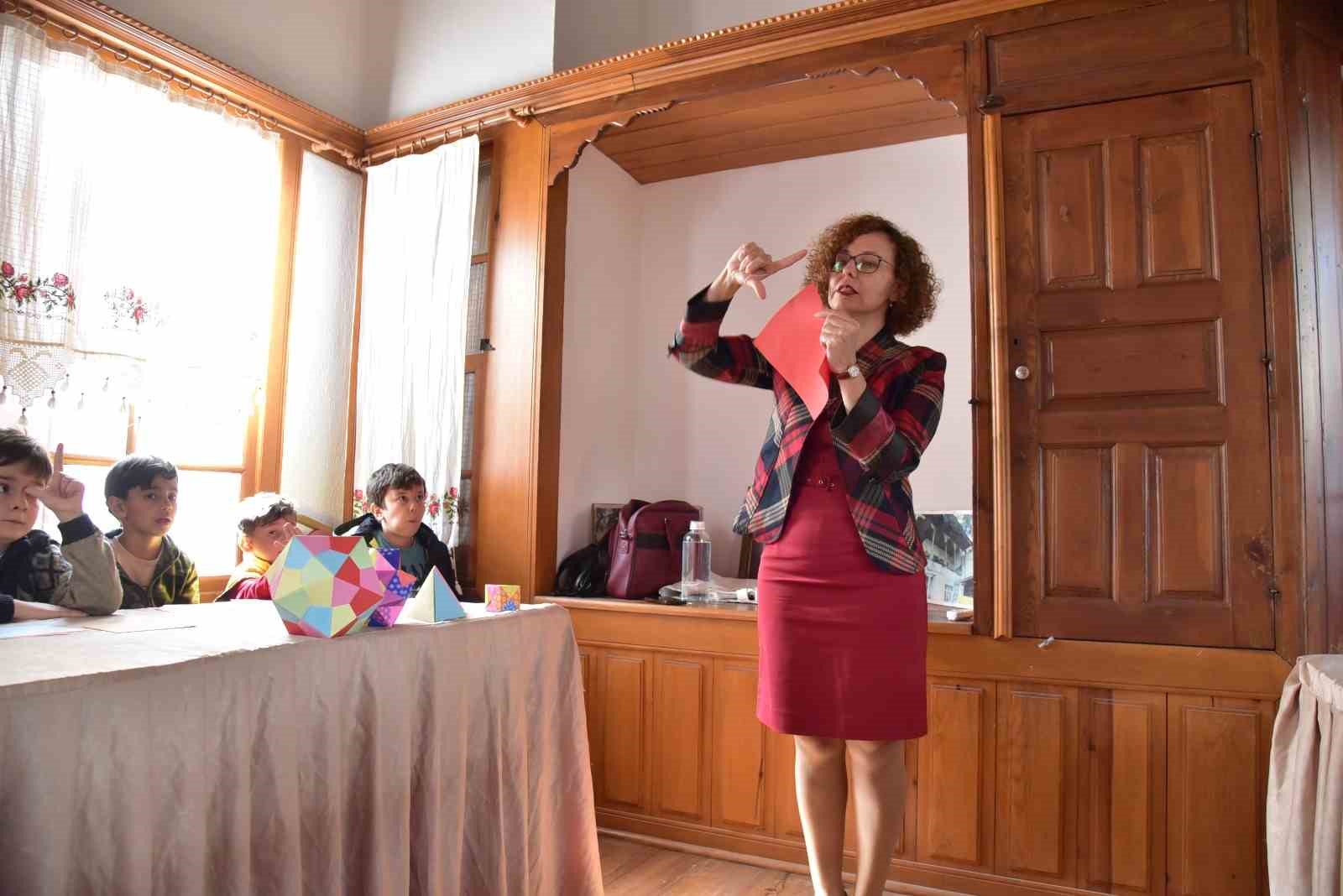 Çocuklar origami ile geometrinin dünyasını keşfetti
