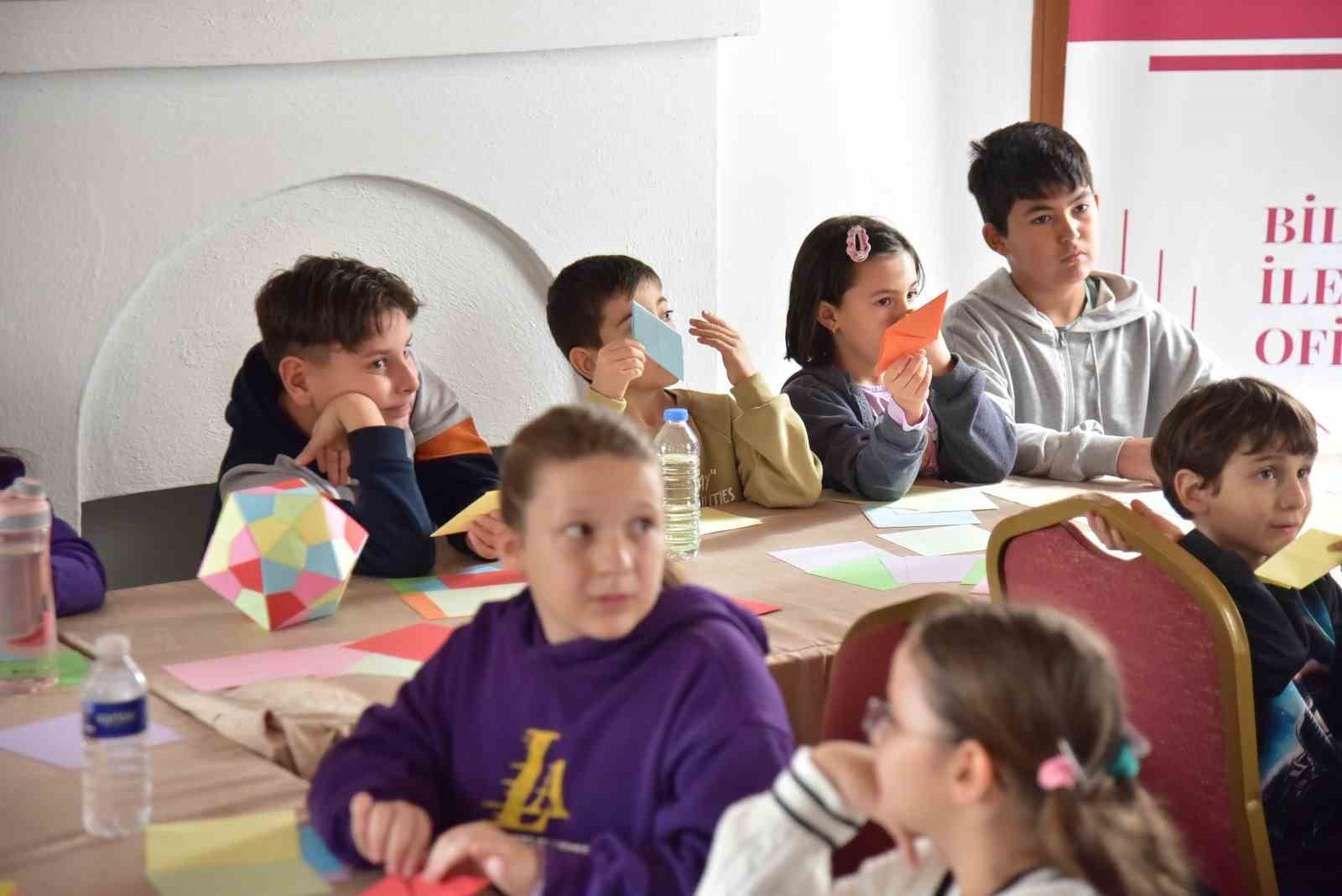 Çocuklar origami ile geometrinin dünyasını keşfetti