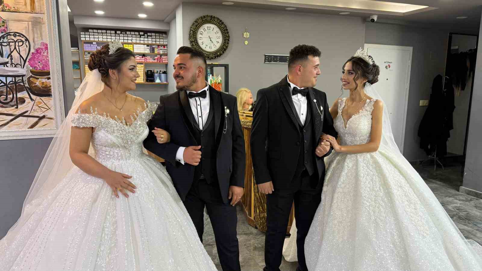 Bu düğünde her şey ’aynı’: Aynı yaştaki kardeşler, aynı yaştaki gelinlerle, aynı anda dünya evine girdi