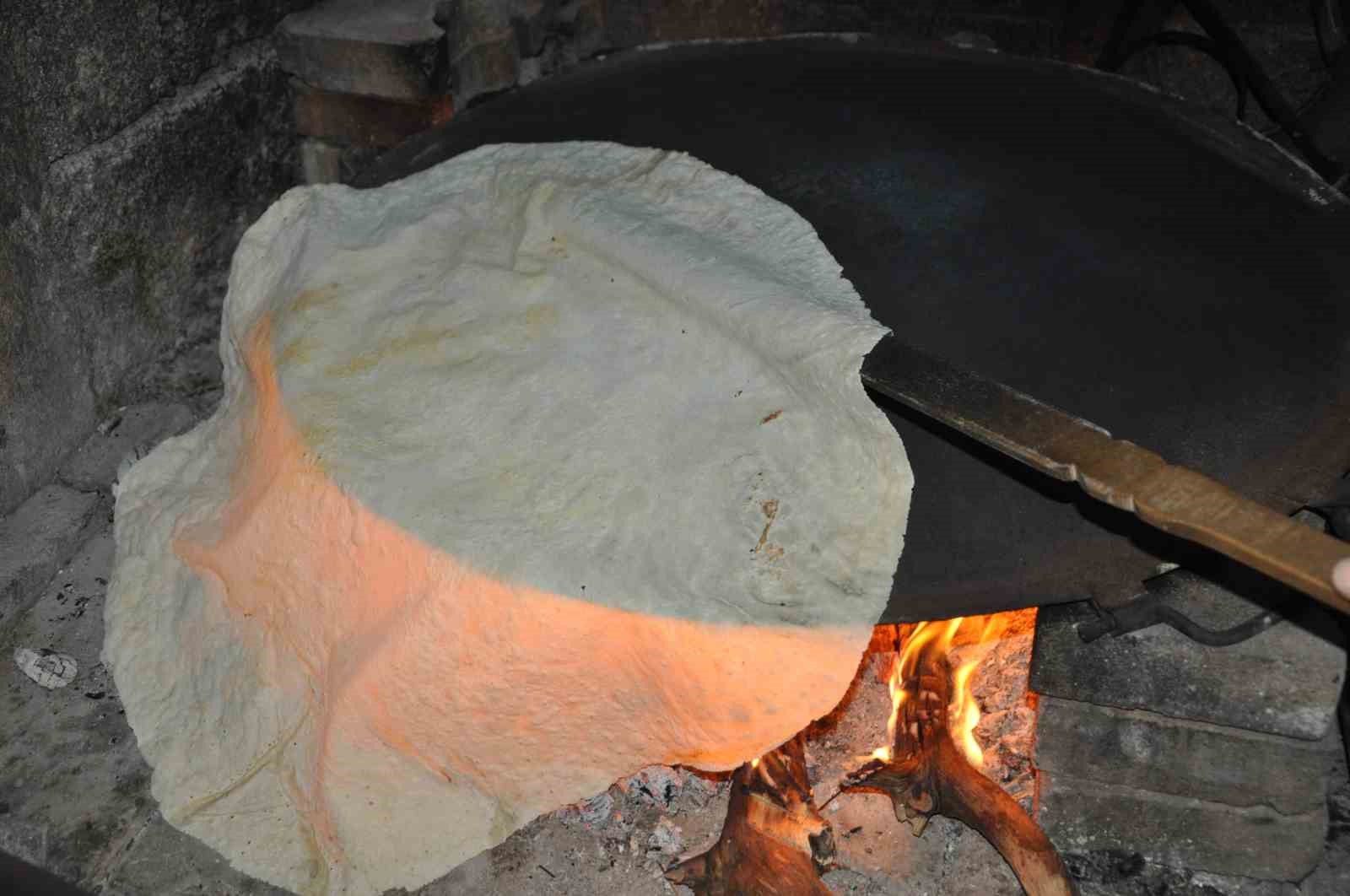 Kışlık ekmekler imece usulüyle hazırlanıyor