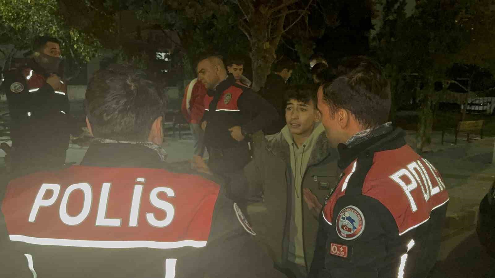 Parkta otururken tanımadığı şahıs tarafından bıçaklandı