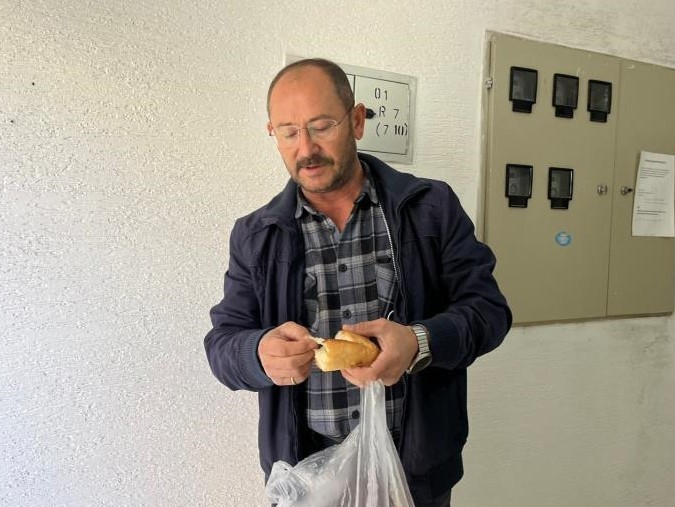 Aldığı ekmeğin içinden çıkan poşet parçası ile şok oldu