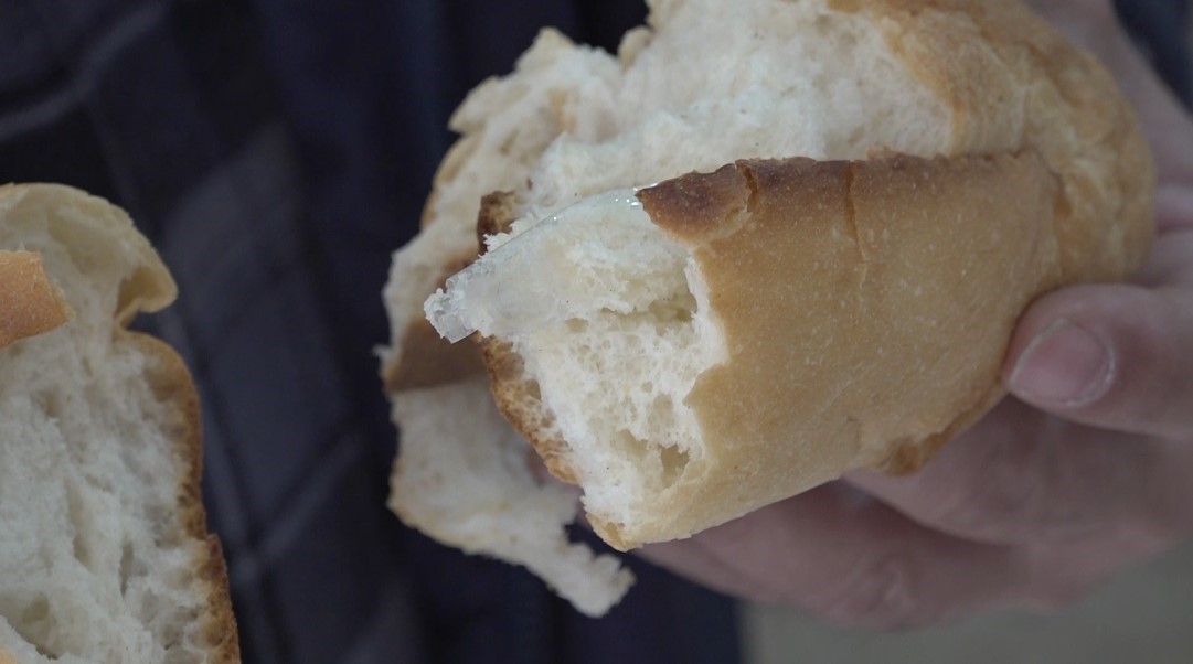 Aldığı ekmeğin içinden çıkan poşet parçası ile şok oldu