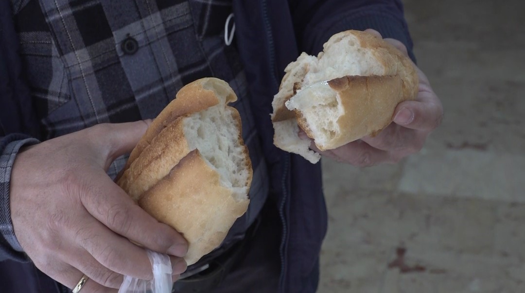 Aldığı ekmeğin içinden çıkan poşet parçası ile şok oldu