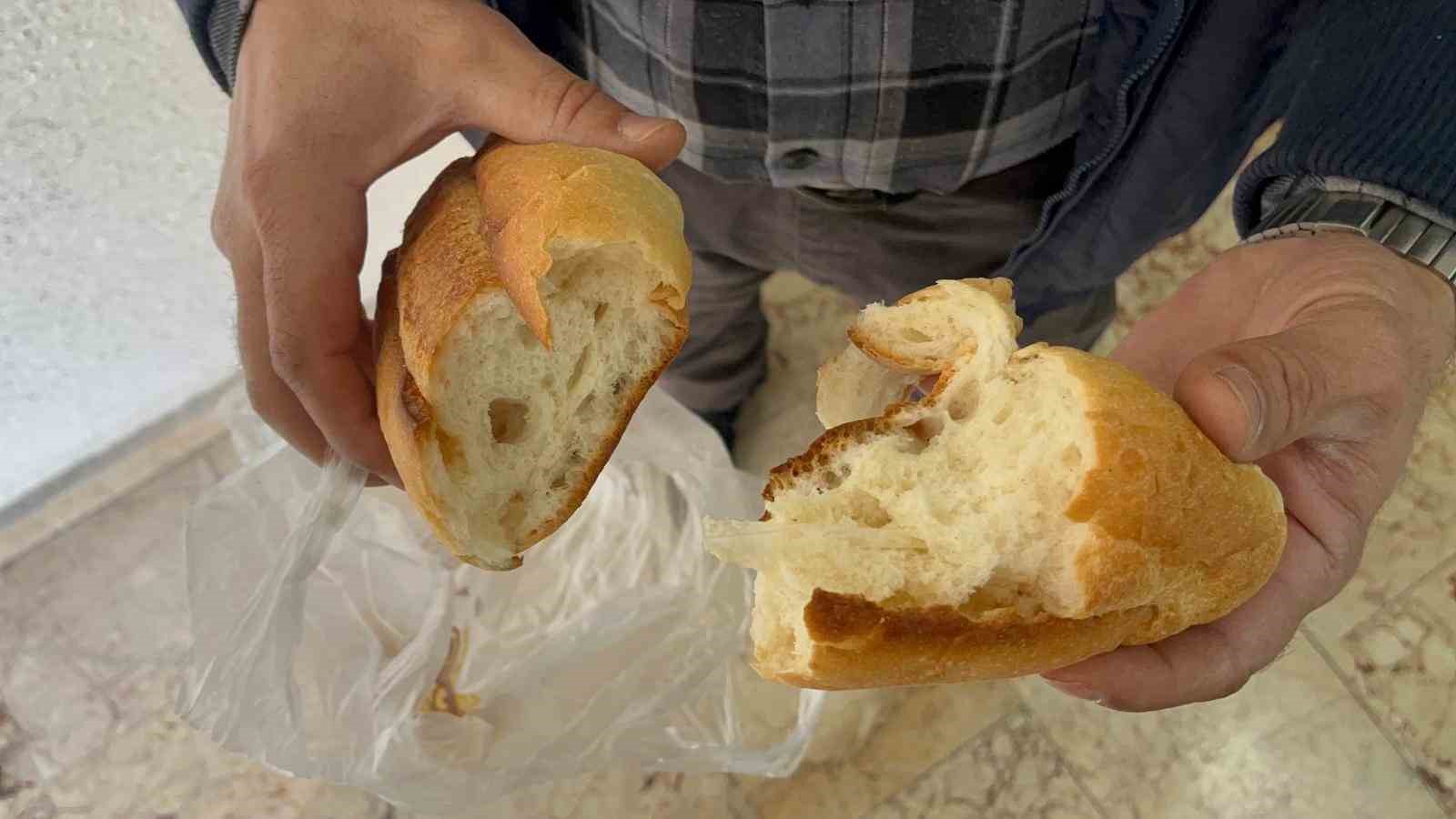 Aldığı ekmeğin içinden çıkan poşet parçası ile şok oldu