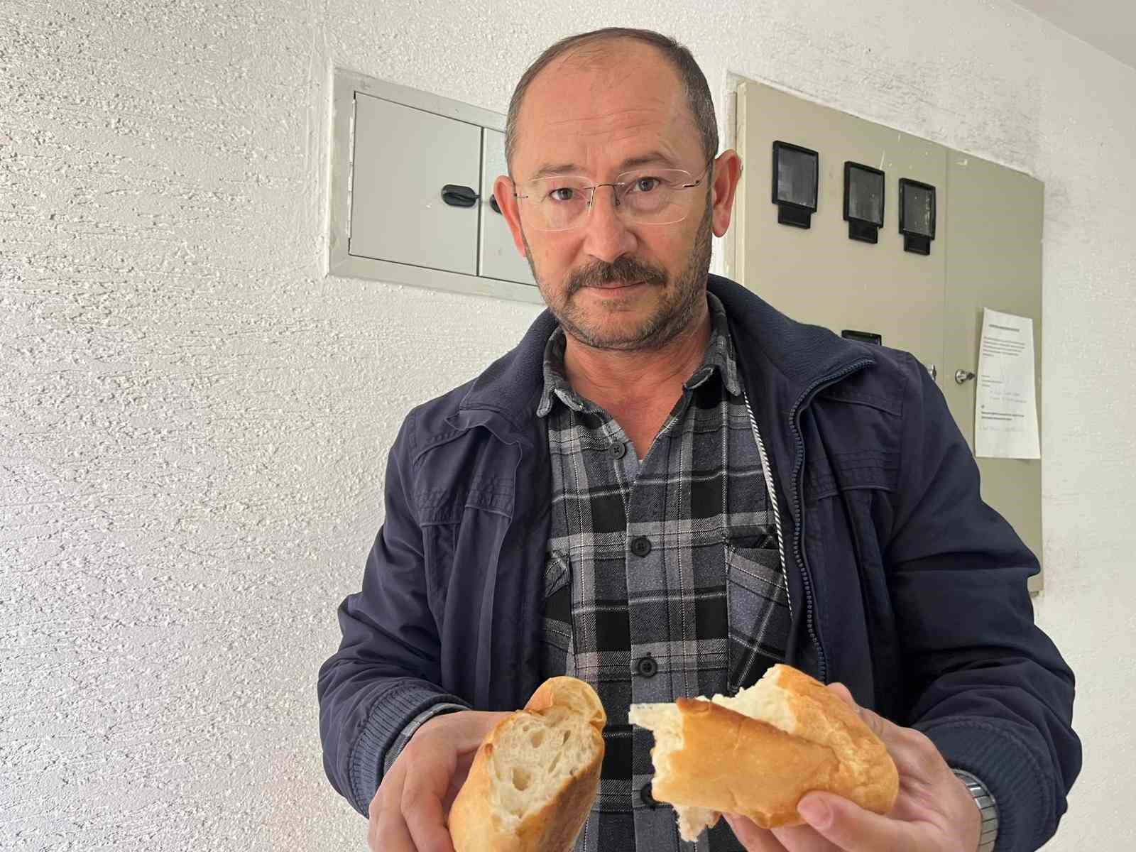 Aldığı ekmeğin içinden çıkan poşet parçası ile şok oldu