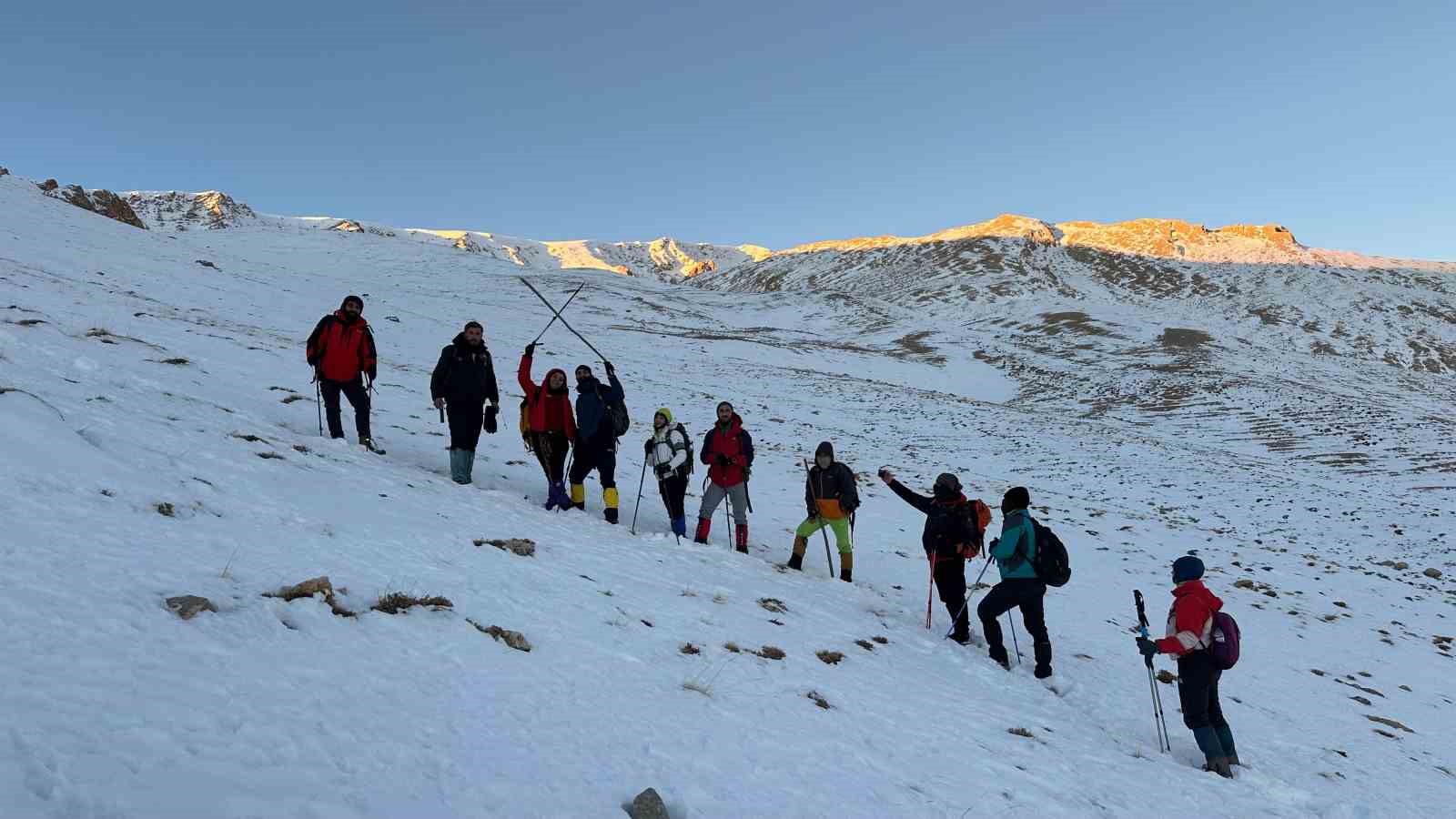 Vanlı dağcılardan ’Öğretmenler Günü’ne özel tırmanış