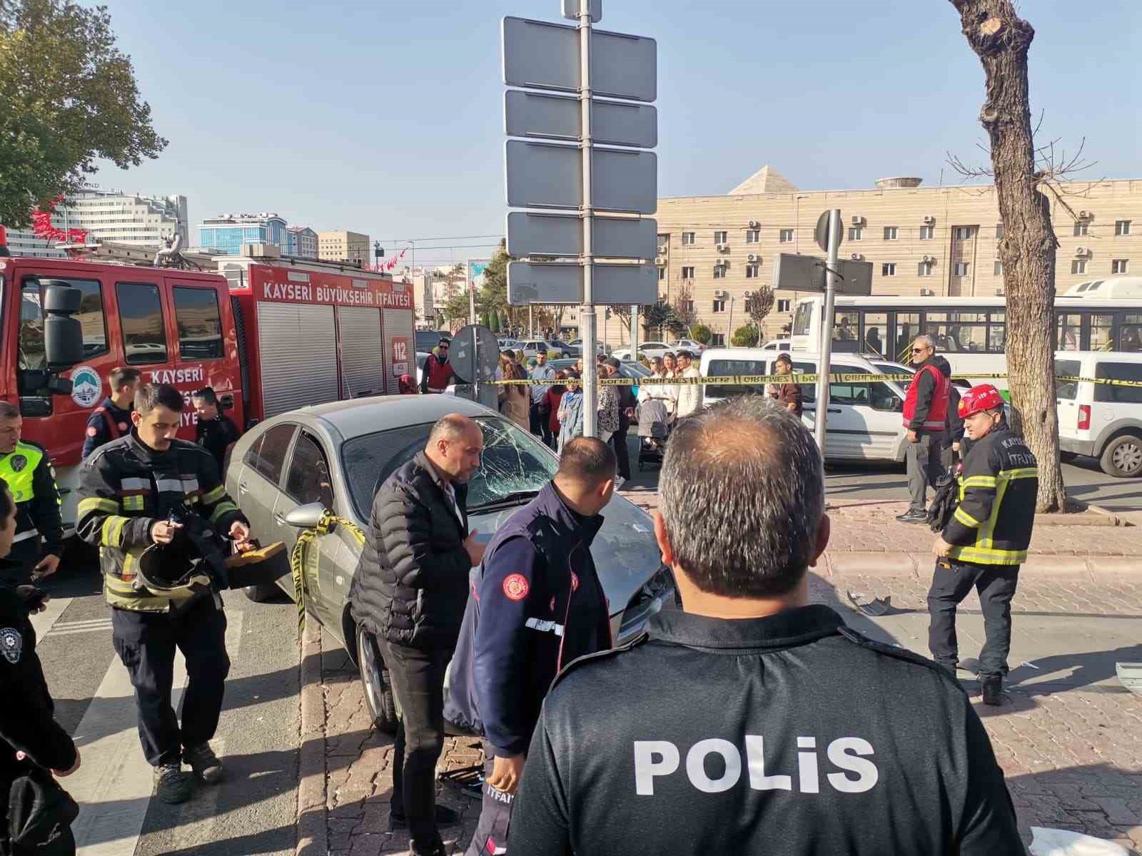 Otomobil ışıkta bekleyen yayaların arasına daldı: 5 yaralı