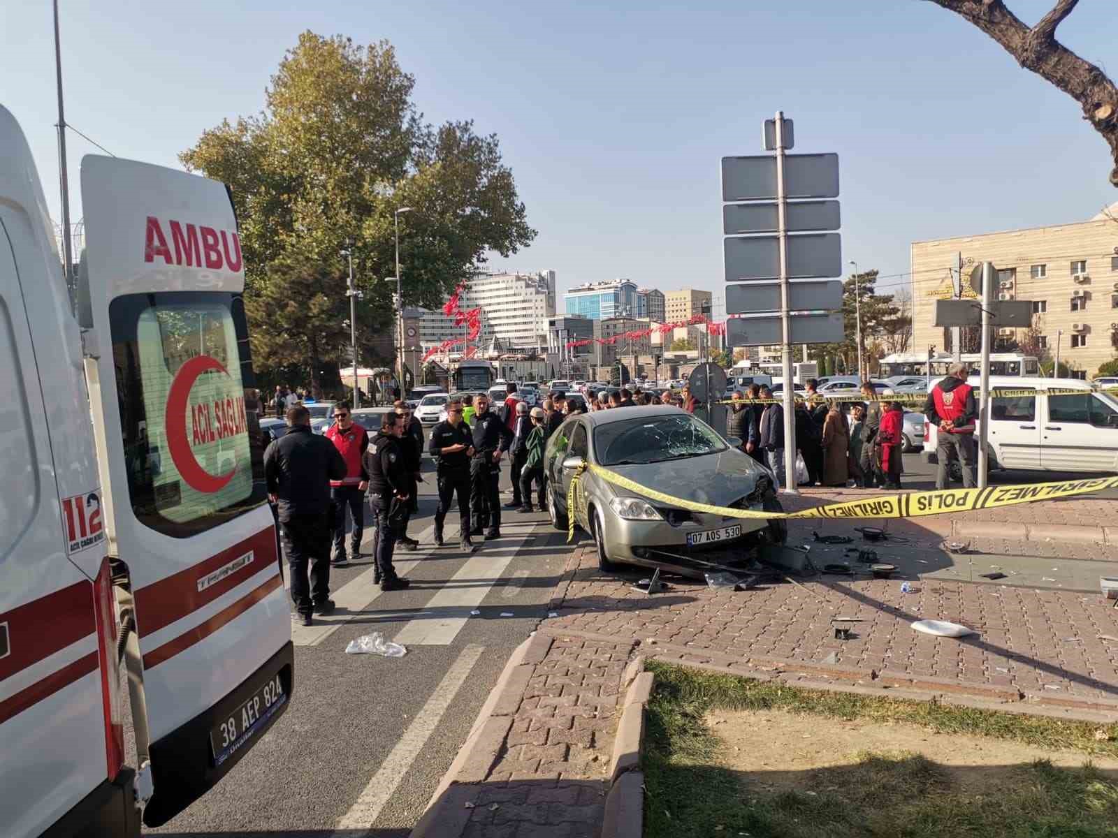 Otomobil ışıkta bekleyen yayaların arasına daldı: 5 yaralı