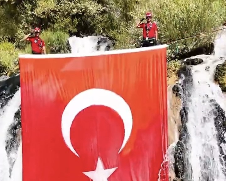 Muradiye Şelalesi’nde Türk bayrağı dalgalandı