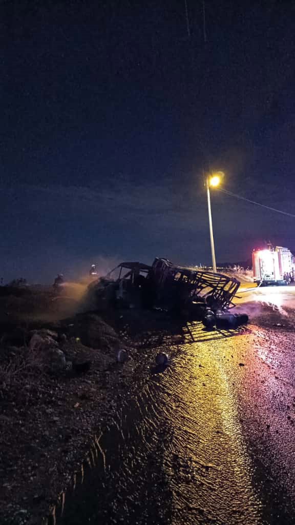 Alev alev yanan mutfak tüpü yüklü kamyonet küle döndü