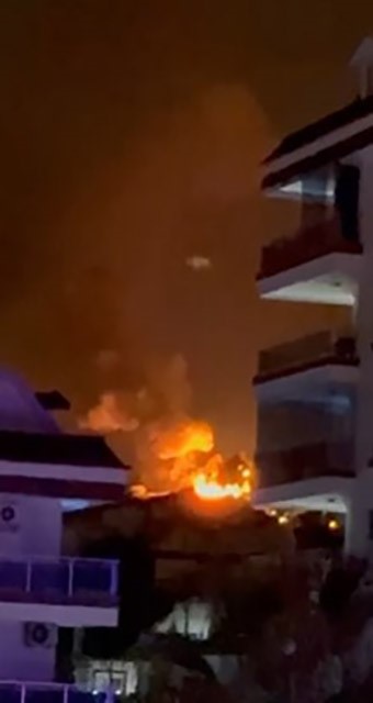 Alev alev yanan mutfak tüpü yüklü kamyonet küle döndü